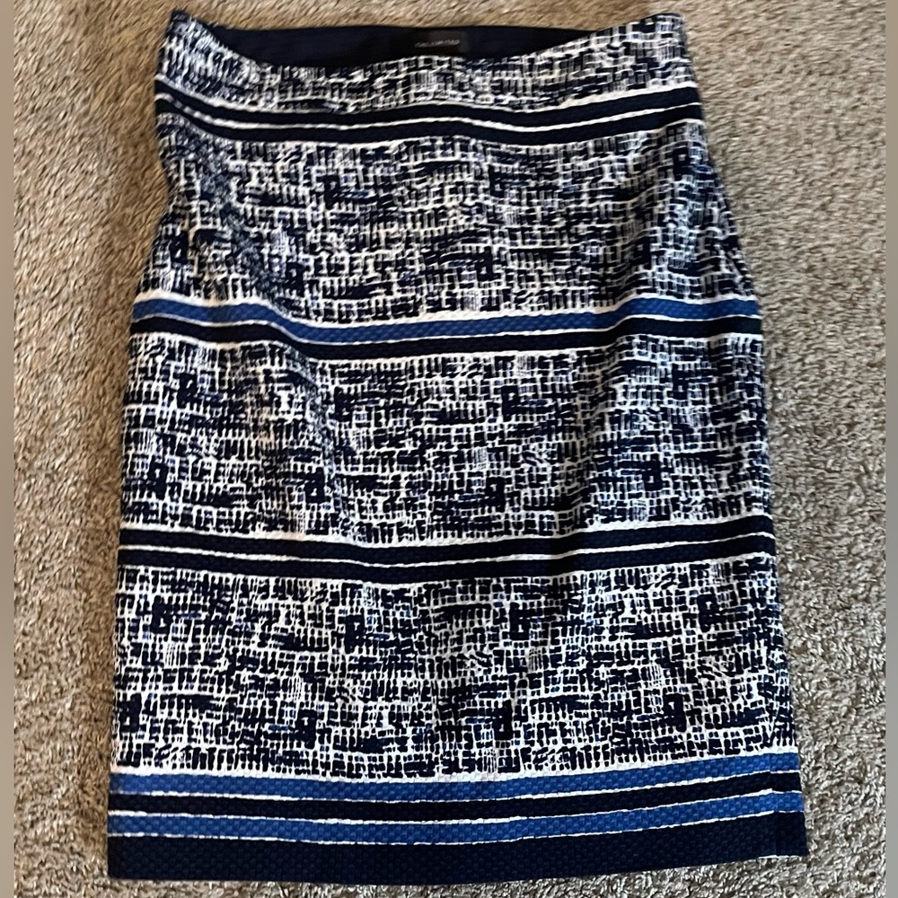 The Limited -Elegant Blue and White Women's Skirt
Straight fit size 8
